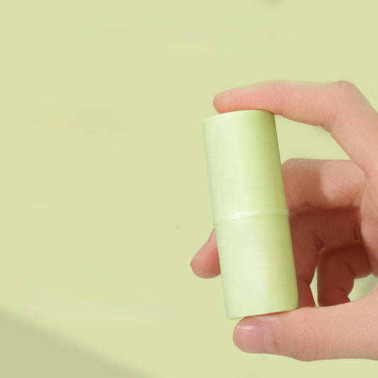 Chamomile lip balm stick, used as a lipstick base, moisturizes and protects the lips, leaving them pink and with a refreshing, sweet scent.