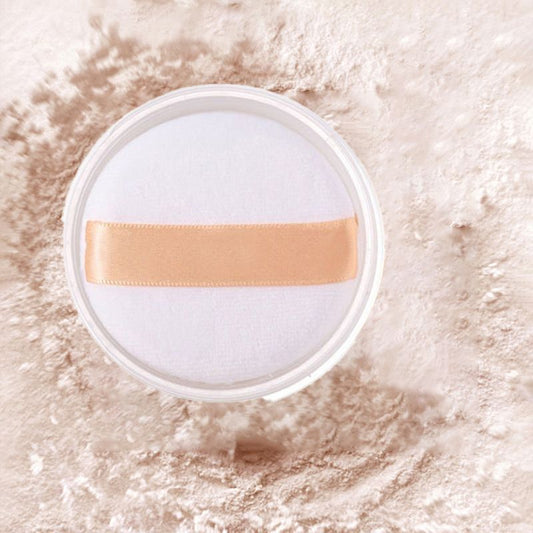 Long-wearing powder with a “no-make-up” effect; provides a smooth, delicate finish with both matte and shiny textures