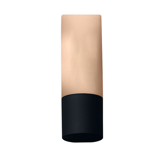 Ultra-soft, long-wearing foundation with matte finish – suitable for oily skin types