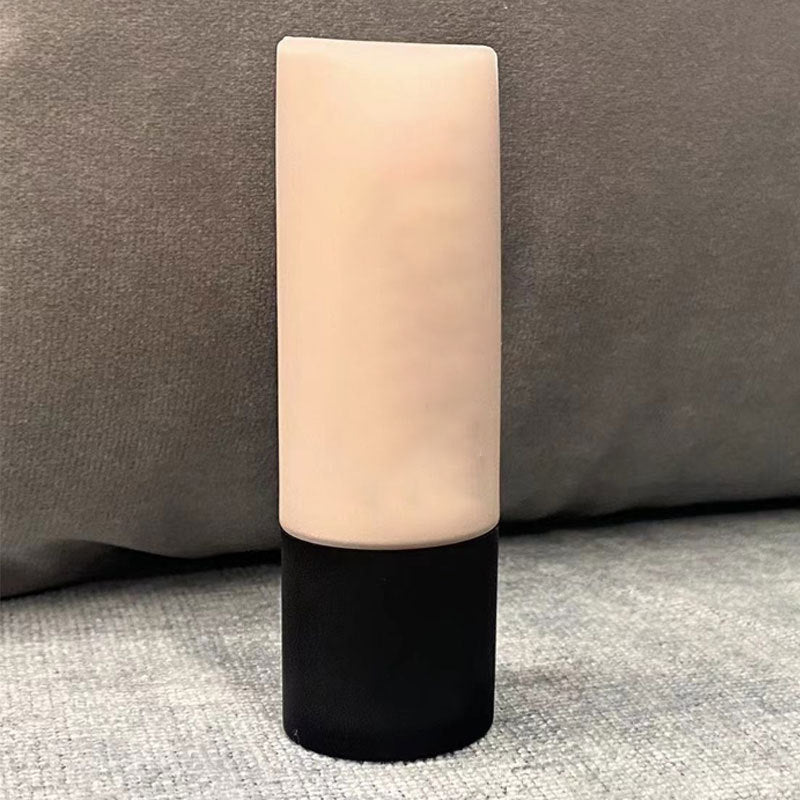 Ultra-soft, long-wearing foundation with matte finish – suitable for oily skin types