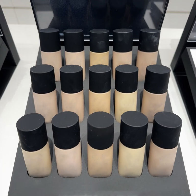 Ultra-soft, long-wearing foundation with matte finish – suitable for oily skin types
