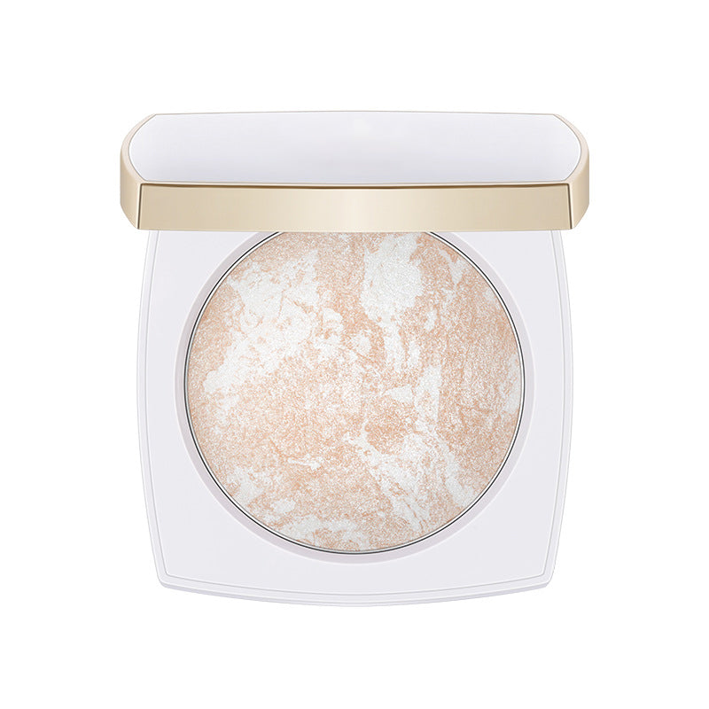 Baked fine diamond particles illuminate and enhance the face, with ginger highlight