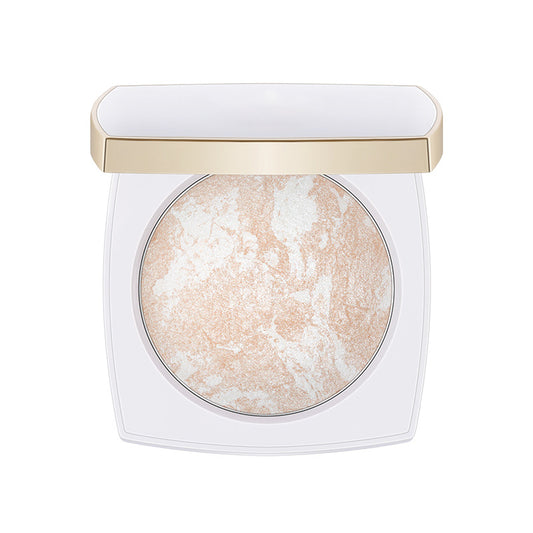 Baked fine diamond particles illuminate and enhance the face, with ginger highlight