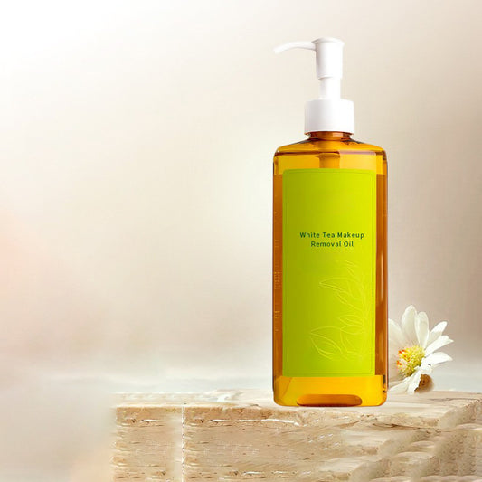 White tea facial, eye and lip makeup remover is gentle and non-irritating, cleanses pores, and is suitable for face, eyes and lips.