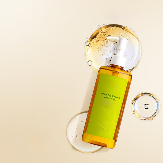 White tea facial, eye and lip makeup remover is gentle and non-irritating, cleanses pores, and is suitable for face, eyes and lips.