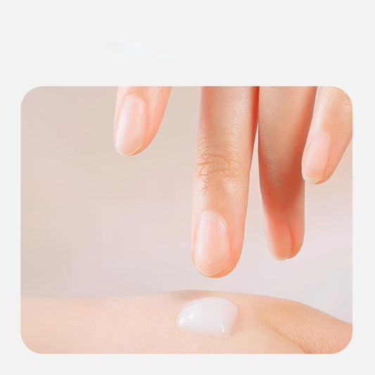 Makeup remover gently cleanses makeup without emulsification; suitable for eye, face, and lip makeup removal.