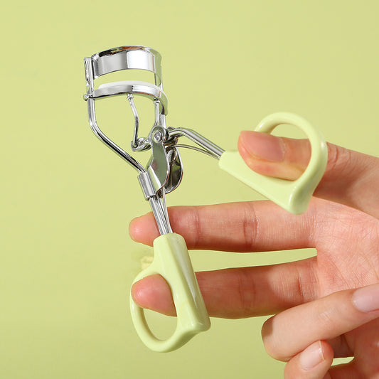 Portable eyelash curler for beginners, perfect for creating natural, curled, wide-angle lashes.