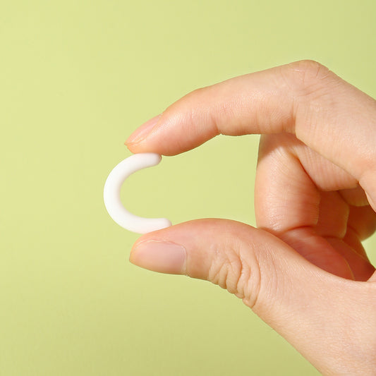 Portable eyelash curler for beginners, perfect for creating natural, curled, wide-angle lashes.